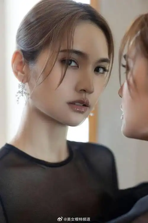 杨丞琳着黑色长裙勾勒曼妙身姿 珠宝点缀仪态优雅