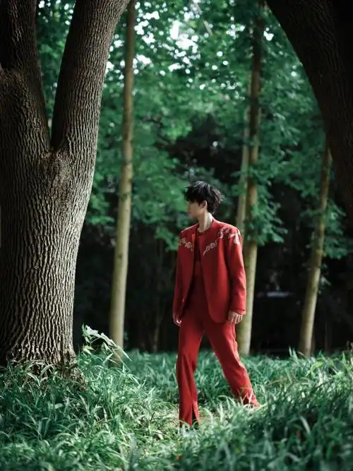 胡先煦超话身穿红色国风西服,与莲池完美呼应交融,在波光粼粼的水面