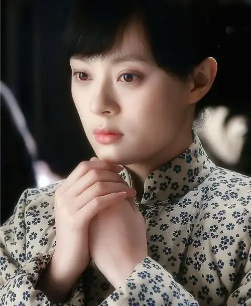 一炮而红后,她接二连三又拍出《血色浪漫》,《新上海滩》,《甜蜜蜜》