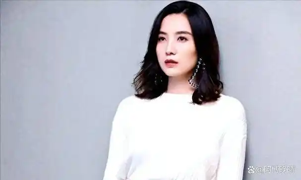 提及宋佳,你会想到她那双明亮的眼眸,如同晶莹的朝露,又或是她那傲然