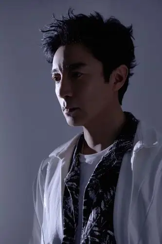 何中华生日大片曝光光影间展现品质格调