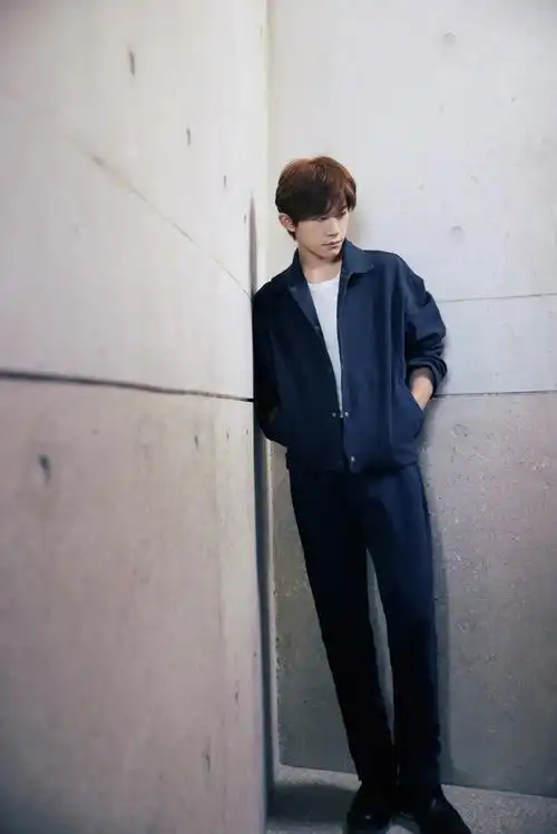 易烊千玺超话今日活动造型,深蓝套装配栗色长发,简约清爽的气质,这是