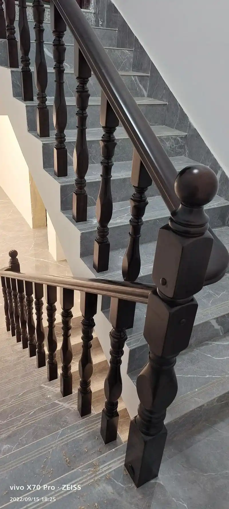 实木楼梯扶手 #别墅楼梯 #案例分享 - 抖音