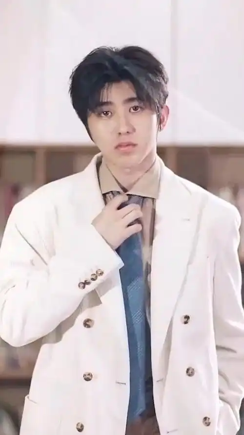 蔡徐坤vogue拍摄花絮扯领带也太帅了