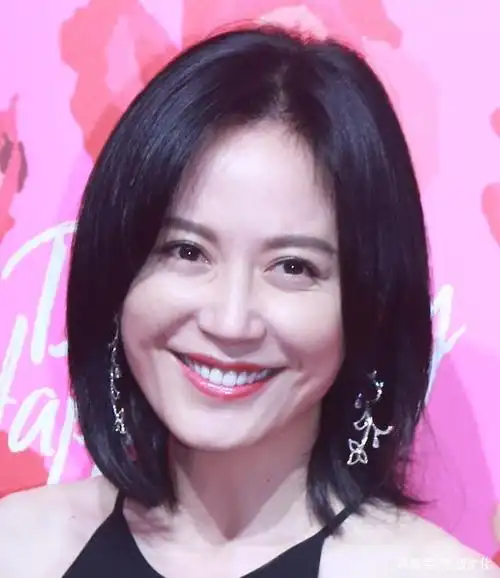 图五是女神俞飞鸿,短发的样子,女人味十足!