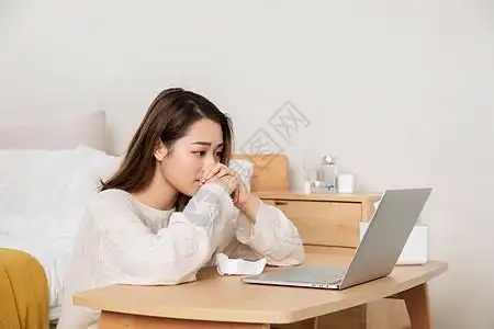 正版立即下载照片  |年轻美女居家生活追剧看悲剧正版