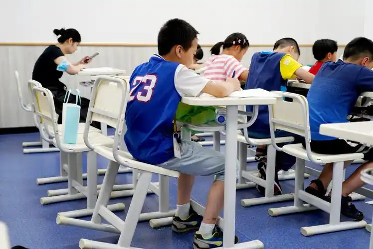 周末陪伴孩子课堂教育培训