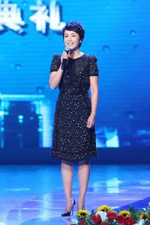 原来浓妆也能显年轻,蒋雯丽化浓妆穿黑裙,看起来更年轻了