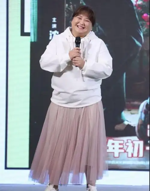 又胖了 39岁贾玲聚餐,憔悴胖到走不动路,身板赶张小斐