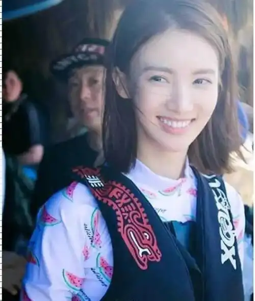 金晨成名前后照片对比(素人时期却和现在大不相同没整容都不信) - 品