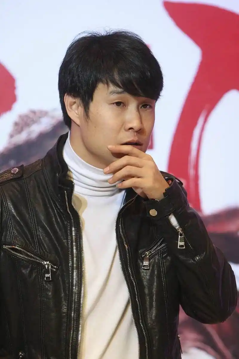 沈腾递给沙溢一个鸡爪子,沙溢接到手里后,忍不住问道:"这是剩的吧?