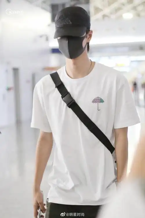 9月21日,王一博现身成都机场