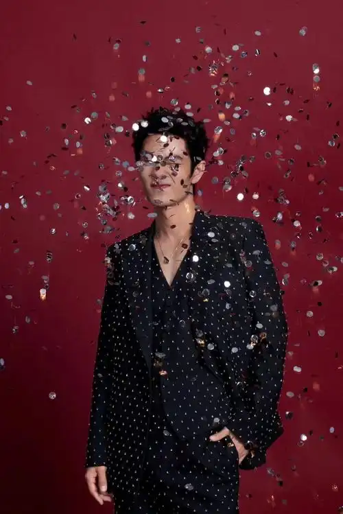 肖战身着@gucci定制的闪钻西装亮相微博之夜这次的gucci定制很值得说