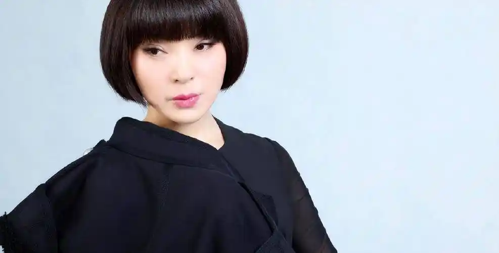 原创歌手陈红退出歌坛嫁李军46岁离婚痛苦万分如今53岁近况如何