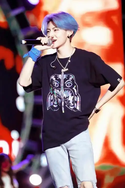 小鬼亮相元气音乐节嗨唱六首歌 震撼live秀炸翻舞台!