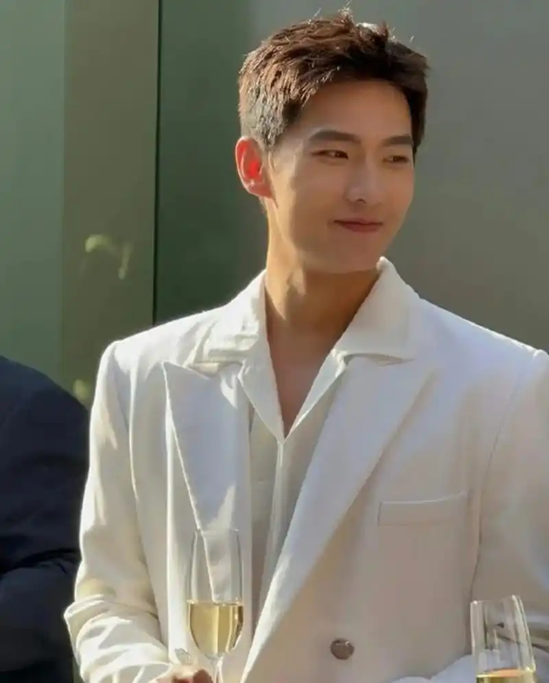 杨洋真人生图比视频还有精修图片更帅,五官立体,皮肤太干净了