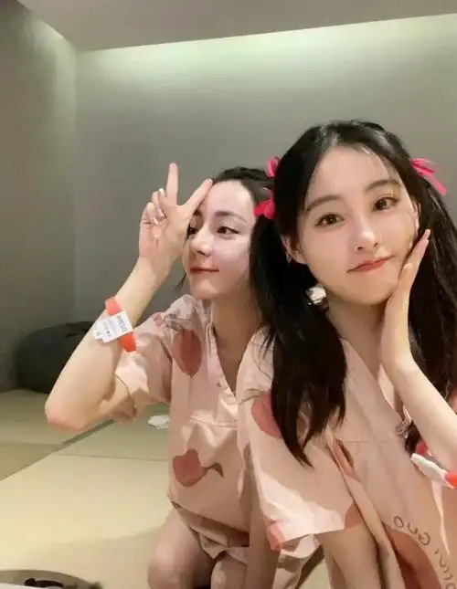 迪丽热巴祝绪丹现身洗浴中心,闺蜜俩开心自拍,素颜出镜状态好