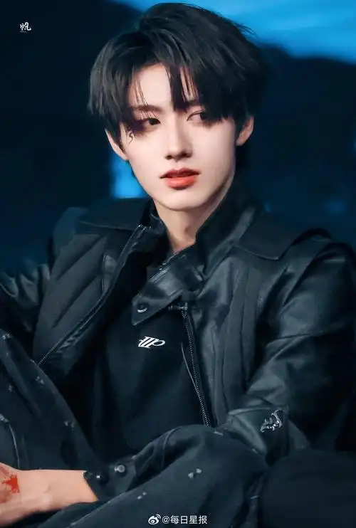 朱志鑫最新舞台饭拍🈶弟弟成年之后更帅了__财经头条