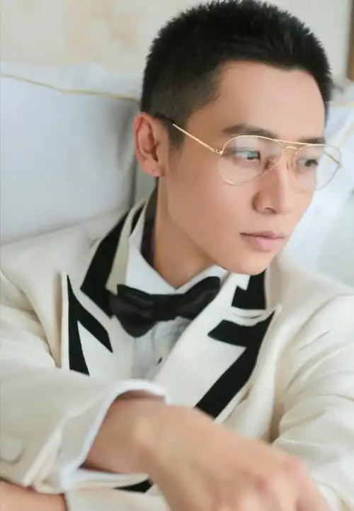 魏晨这次穿着西装还佩戴了一款"金丝边"眼镜,满满的光泽感扑面而来.