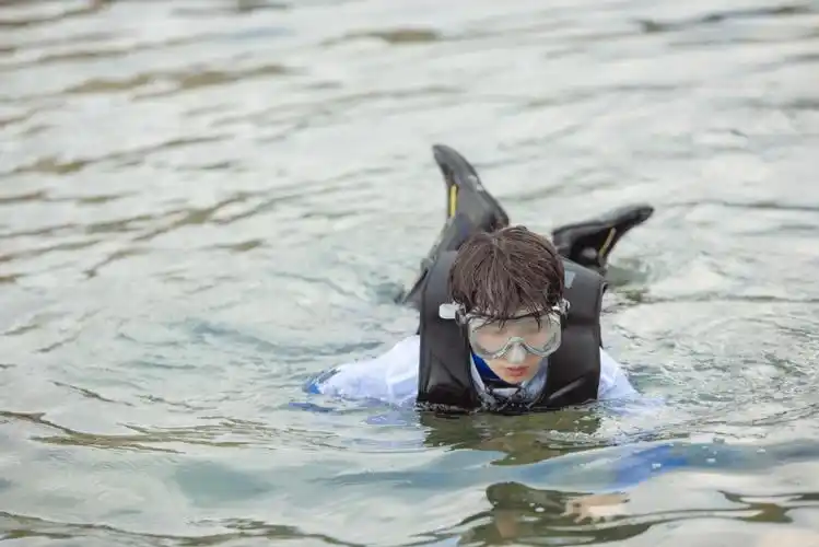 王源身穿白t化身运动少年 打球潜水青春帅气活力十足