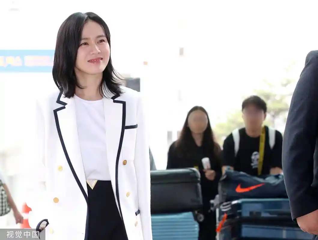 孙艺珍产后首次现身机场 穿短裙大秀美腿身材逆天