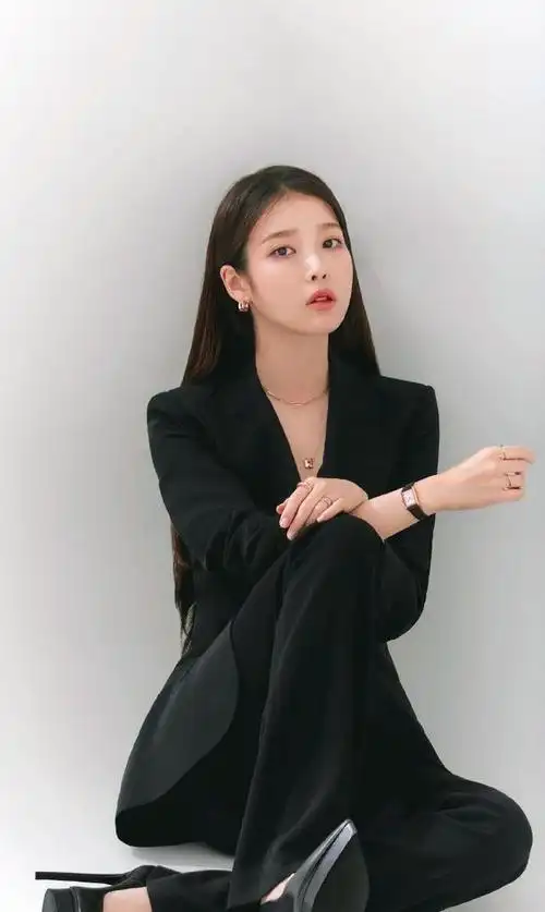 韩国女星李知恩优雅个性穿搭,彰显独特气质