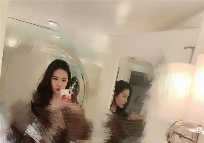 刘亦菲晒自拍,特意把衣服打上马赛克,大眼睛高鼻梁引人注意.