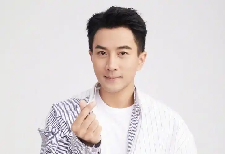 刘恺威父亲久违现身,曝光小糯米近况,直言刘恺威在家专心陪女儿