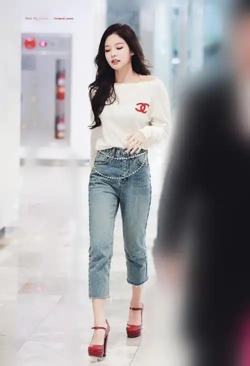 裤和红色高跟鞋显得女人味儿十足,九分裤的版型凸显出了优越的身高