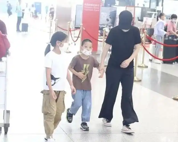 梅婷一对儿女变化大!夫妻俩全程只顾二胎儿子,女儿却被忽视