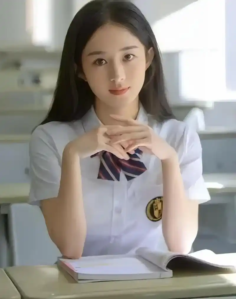 赵丽颖以学生装出现时显得清纯而美丽,这样的服饰风格非常适合她,展现