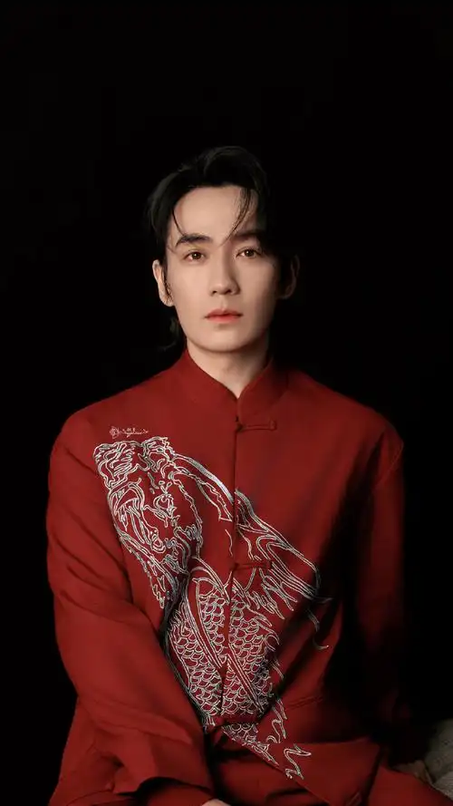 朱一龙元宵节营业照片96一身红色新中式,节日氛围满满,龙哥还挺适合