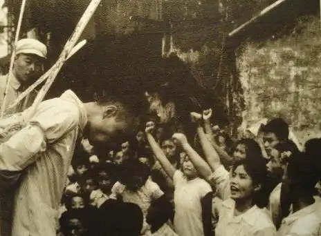 解放初期枪毙犯人现场子弹溅起半米高尘土