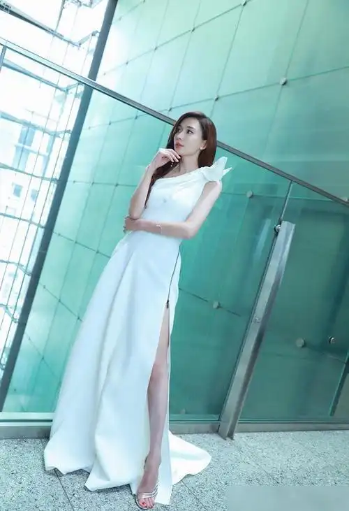 林志玲结婚后形象大变?穿短裤膝盖坑洼不平,终于相信你46岁了