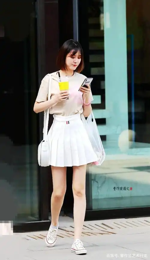 三伏酷暑,适合穿条白色短裙,看看美女怎样选择和搭配白短裙