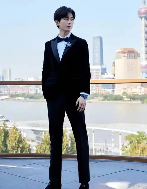 明星颜值高比例不好是硬伤,这几位男明星的全身照比例太完美_西装
