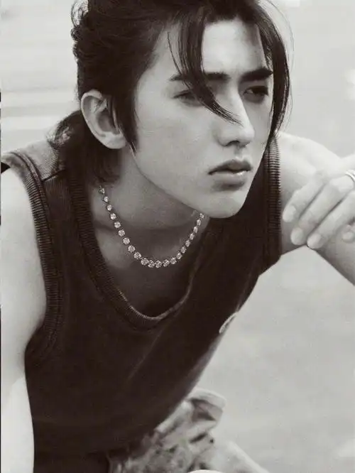 蔡徐坤十月刊封面