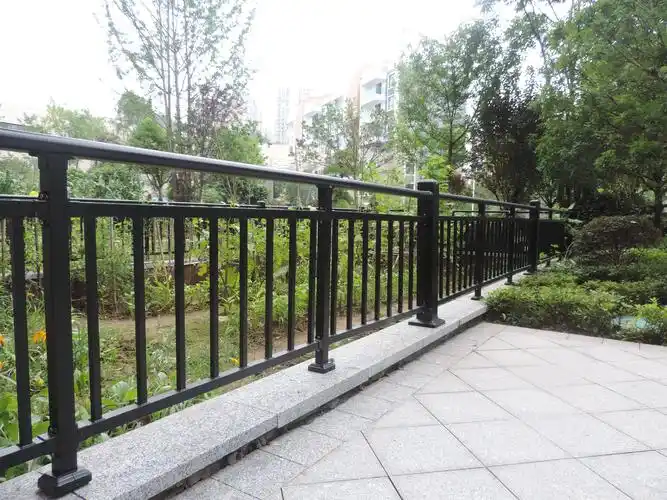 锌钢组合式栏杆采用高强度的热镀钢材及热镀材料,使锌钢栏杆具有极高