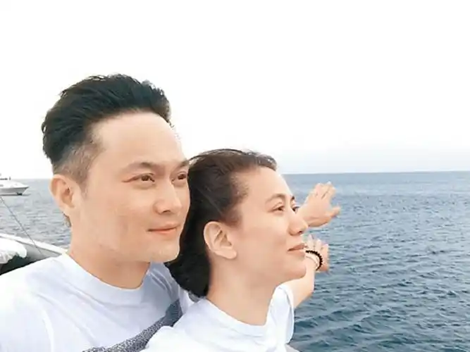 袁咏仪有一个会被宠溺成小孩的好老公张智霖,真幸福!