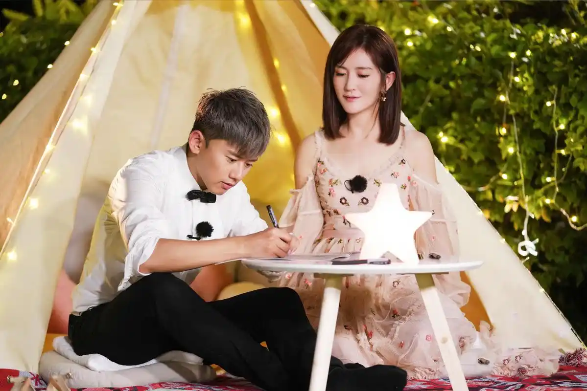 张杰生日首晒女儿照片,谢娜拍下快乐大本营多位明星现场祝福!