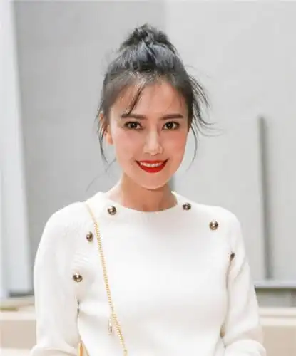 高圆圆同款丸子头扎法 轻松get女神同款发型