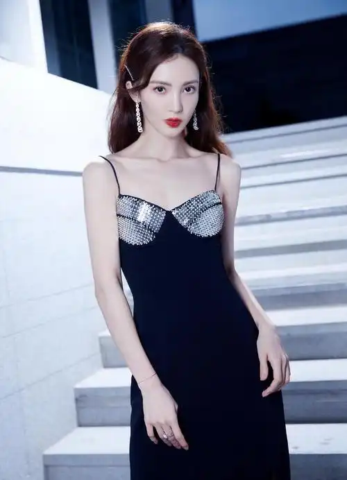 金晨晒小时候和父亲合影,今一同上节目,粉色父女衫活泼粉嫩|吊带|连衣