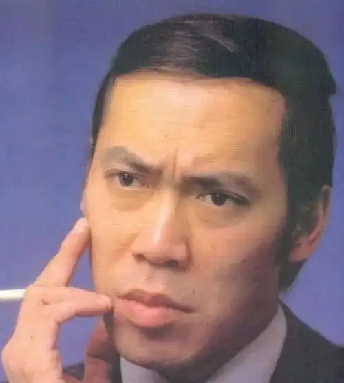 父亲是粤剧老生冯镜华,这位香港著名男演员兼监制,因一张长脸外加一撇