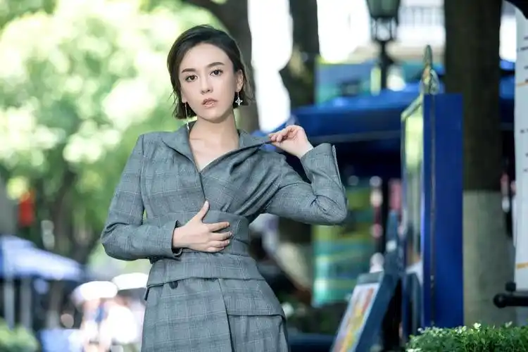 吕佳容演绎秋冬时尚街拍教你如何征服套装