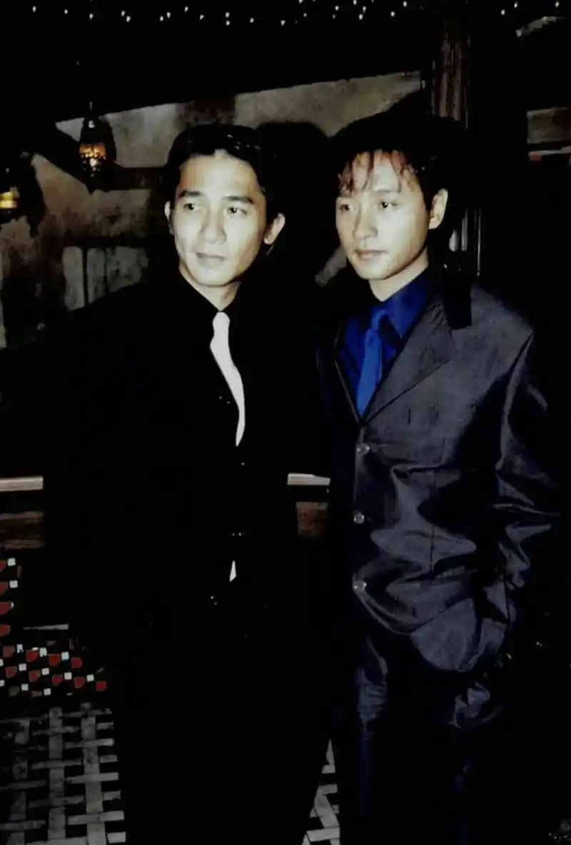 1997年,张国荣和梁朝伟舞池共舞的老照片,两大男神都展现出了非凡的