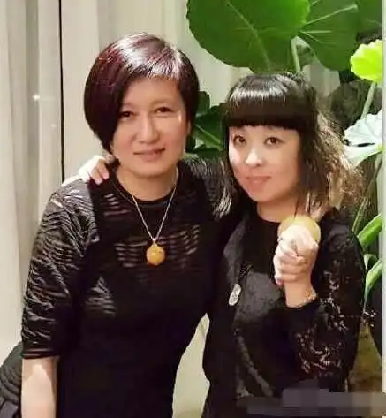 63岁赵宝刚和妻子闪婚 二人生活素颜曝光 妻子知性美丽资产多