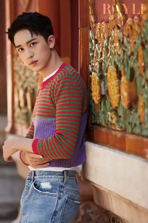 许魏洲解锁国风时尚大片 国彩琉璃显少年风采