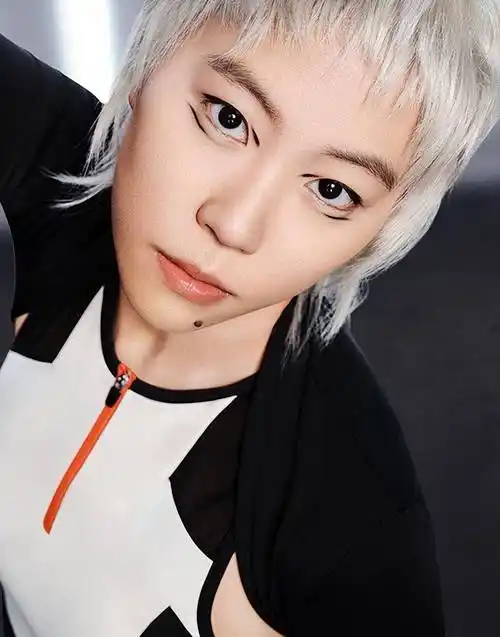 26岁窦靖童杂志封面惊艳,波浪卷发美少女颜值不输妈妈王菲_造型_照片