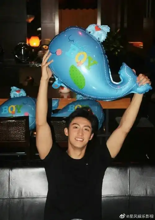 黄景瑜小时候对比照96,拍照动作和小时候一样好可爱怎么有人可以