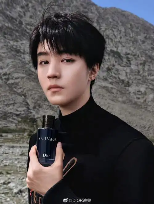 王俊凯全黑造型#王俊凯最新大片all black穿搭沉稳帅气轮廓清晰悼凯